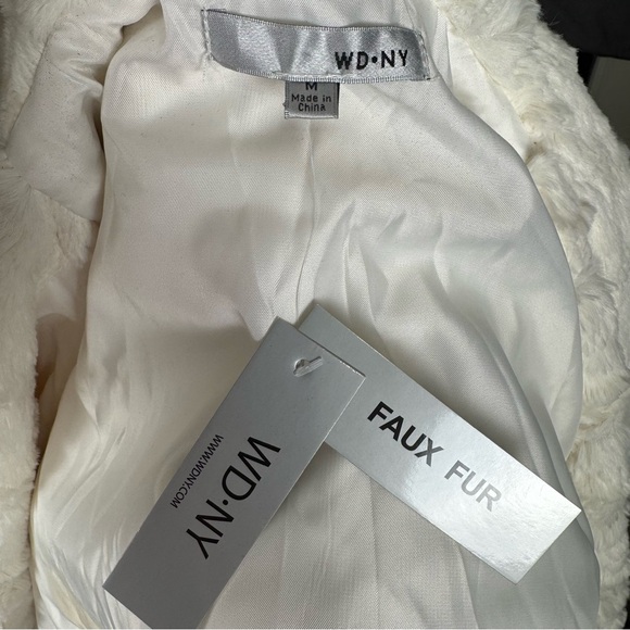 WD.NY Women’s Medium White Faux Fur Cozy Coquette Vintage inspired Shawl Shrug - Picture 5 of 13